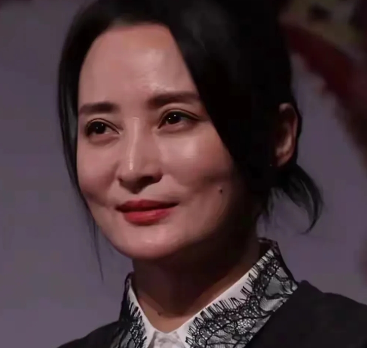 蒋勤勤年轻时，艳压群芳，美貌让人惊艳，但是上了岁数反而觉得土气，
吴越虽然美的没