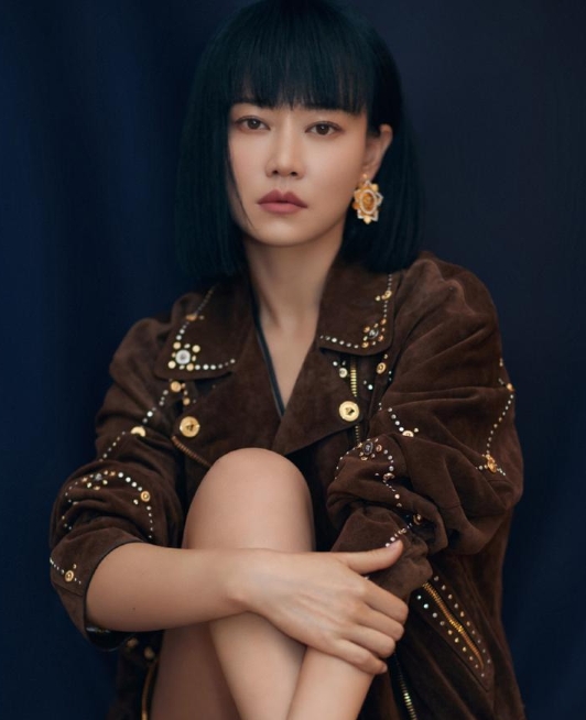 谭卓，一位极具魅力的40岁女星，在演艺之路上散发着独特光芒。

从《我不是药神》