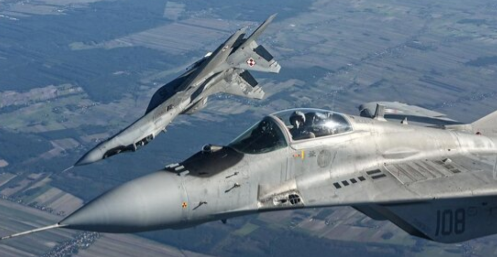 【波兰战机紧急升空】

12月25日，波兰武装部队作战司令部在社交平台X上通报称