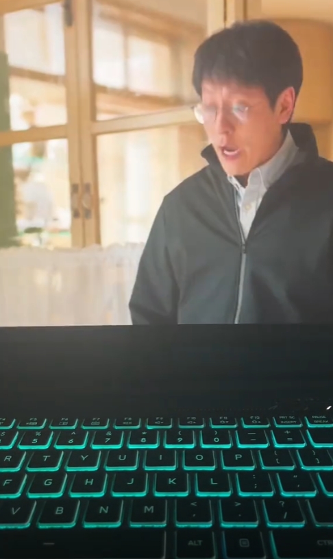 我觉得《凡人歌》这种电视剧就特别正能量，特别好。我们不仅能一起同甘，也能一起从头
