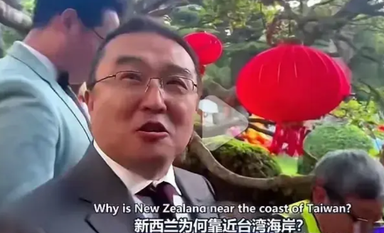 中国驻新西兰大使王小龙在出席活动时被新西兰记者追问，为什么中国军舰要来到新西兰和