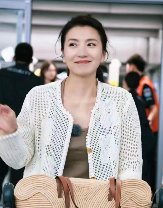 别小瞧陈好在机场的低调打扮，一身行头加起来快10万了，真有钱