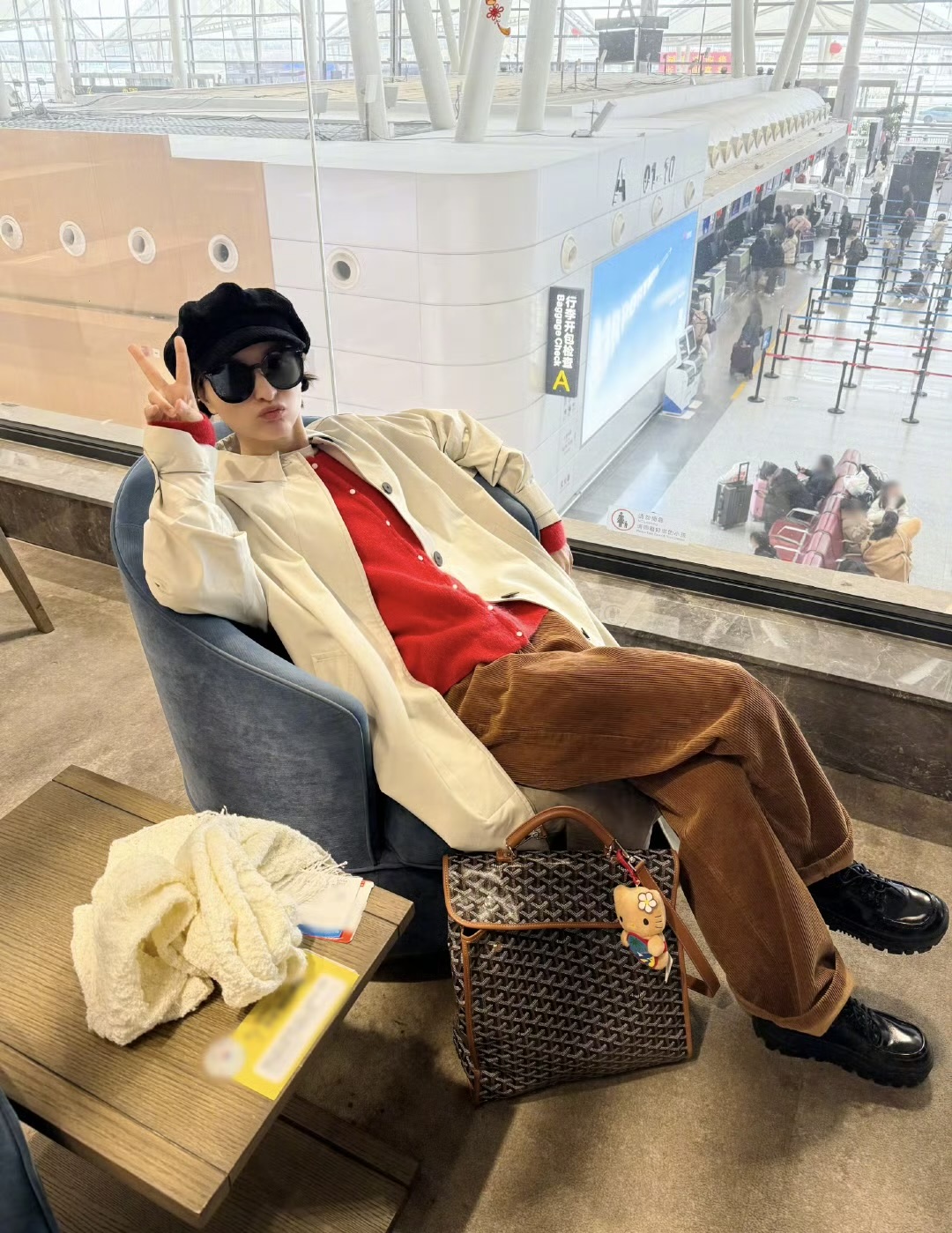 吴昕这么接地气吗，有方便面她是真吃啊。吴昕发文说遭遇飞机晚点，她在贵宾室悠闲休息