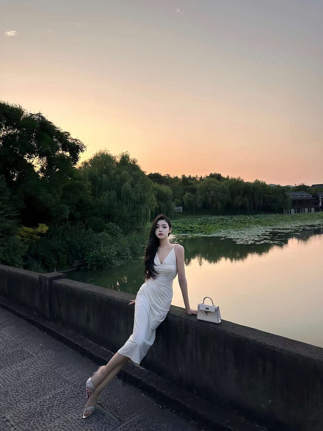 嫂子这个背影真是觉得了太有感觉了哈哈哈哈