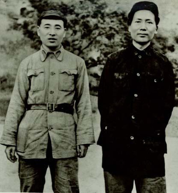 抗日战争时期，林彪是红军大学的校长。有一次，他和毛主席一起到抗日剧社看戏。休息的