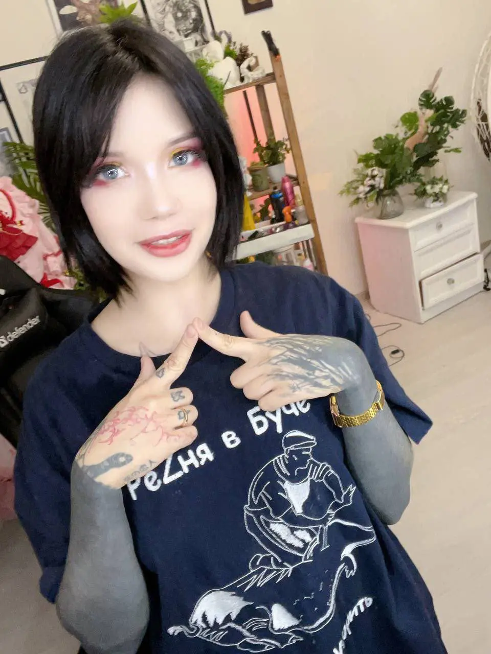 俄罗斯女人摆出姿势，大喊：布恰大屠杀，我们可以再次做到！
