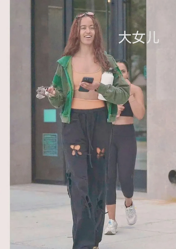 奥巴马两个女儿近照曝光！！大女儿26岁，小女儿23岁。感觉两个女儿在黑人里颜值算