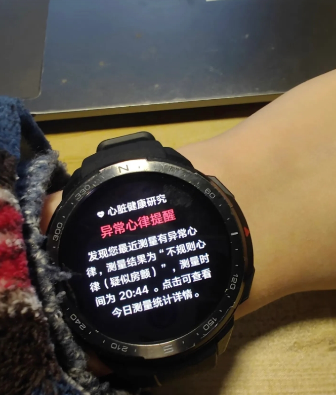 给大家分享个事，有位大哥戴着华为手表，手表突然提示他心脏疑似房颤。大哥不敢耽搁，
