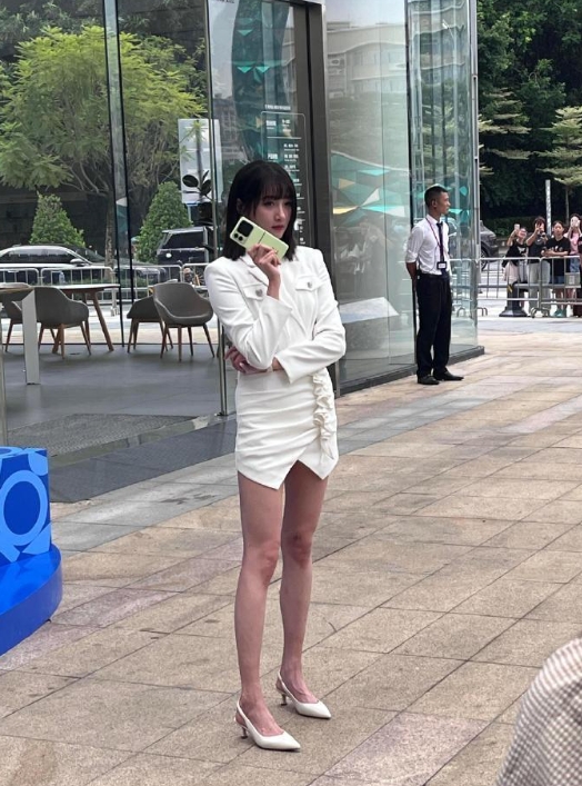 关晓彤现身，大腿肌肉线条明显