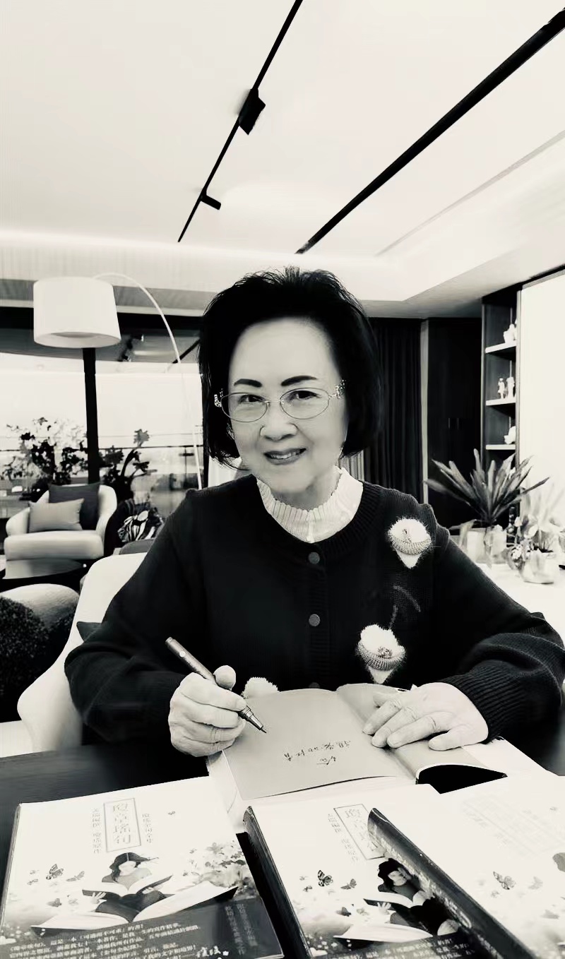 琼瑶儿媳妇何秀琼悼念婆婆，思念常在，精神永存