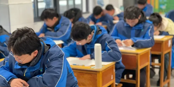 孩子中考结束，才明白逆袭背后的残酷真相与条件：

1.靠孩子自己逆袭的，不到千分
