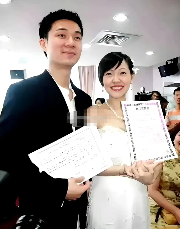 许雅钧在这个时候提离婚
纯粹是转移视线，
他们目前不可能分开
我认为转移视线目的
