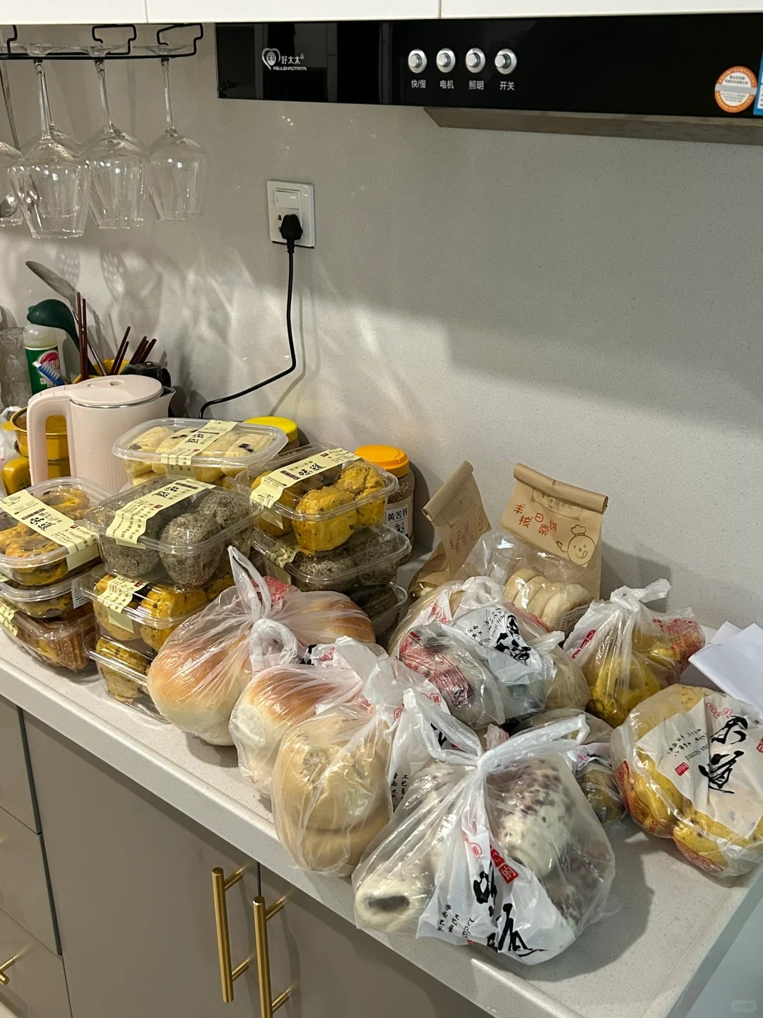 男朋友大大方方的，我确很拧巴
起因是自己上班休息时间少，男朋友来接我下班，我就现