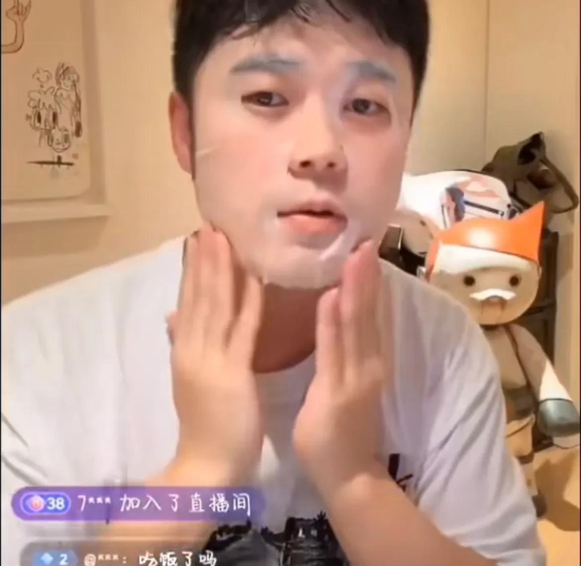 2月24日，陈赫直播上热搜，被网友围攻询问鹿晗关晓彤的情况，隔着面膜都感觉到了他