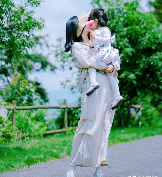 张杰谢娜仨闺女住院，谢娜心疼落泪，母爱伟大显真情