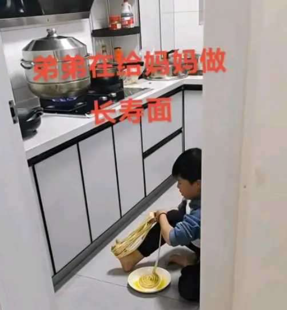 弟弟在给妈妈做长寿面