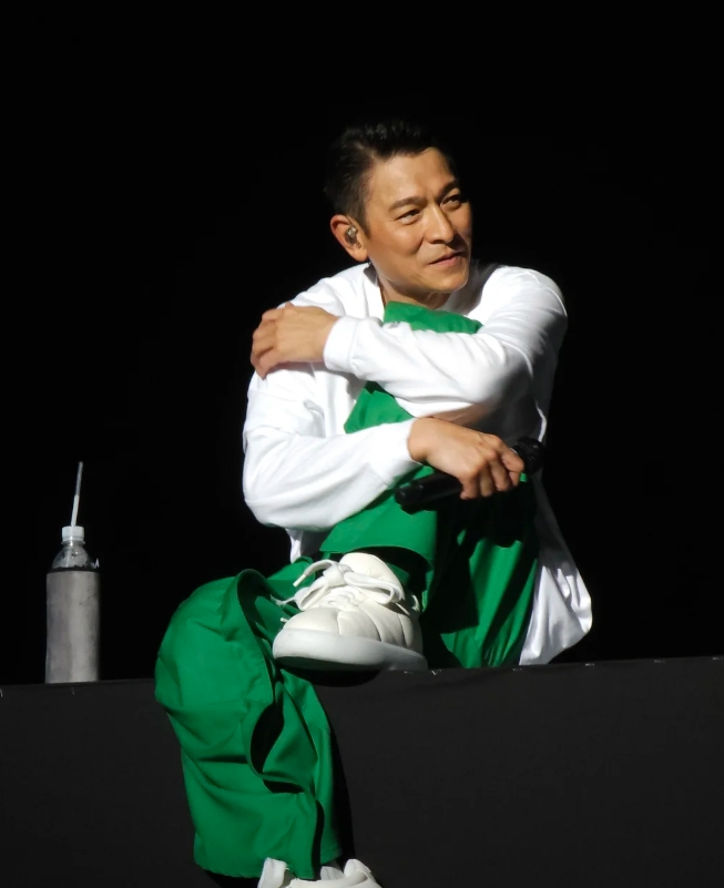 刘德华成为天王后，对姐姐做了一件狠心事
