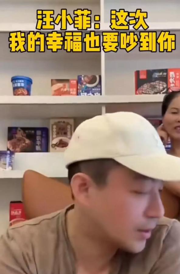 这汪小菲又疯了吧，疯狂晒小梅的项链和发卡！

项链：宝石大项链，齁甜的狗粮发给谁