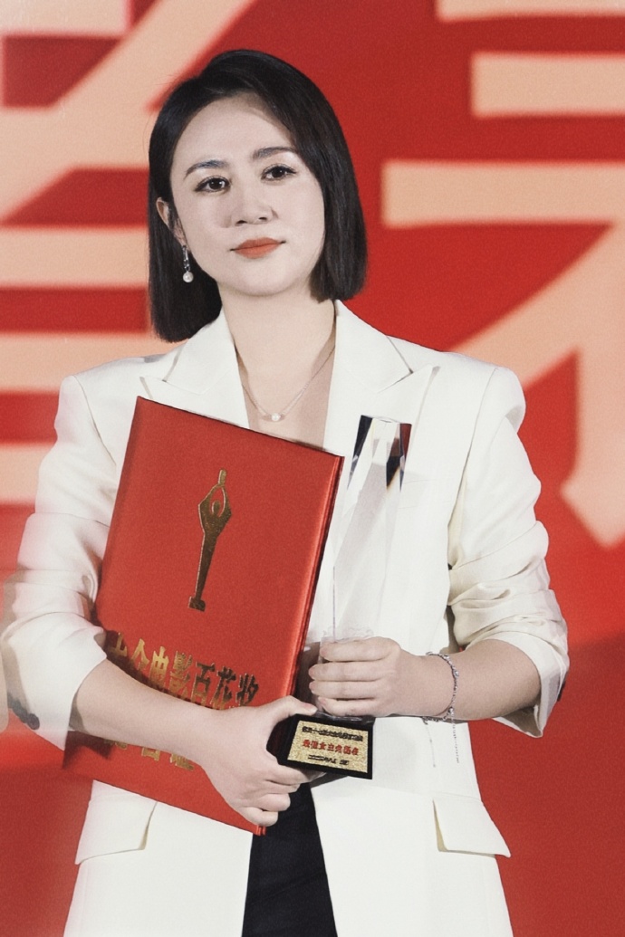 凭借在《二十一条》中的优秀表现，马丽喜提大众百花奖最佳女主角奖。来之不易啊。前几