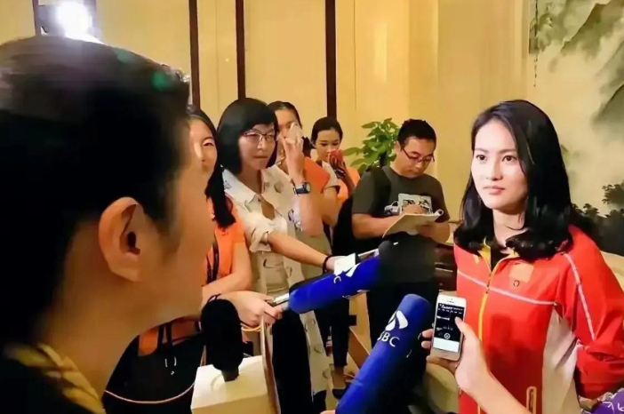 这群记者，真有意思！

第一、用英文采访中国运动员，是想炫耀什么？
第二、看到运