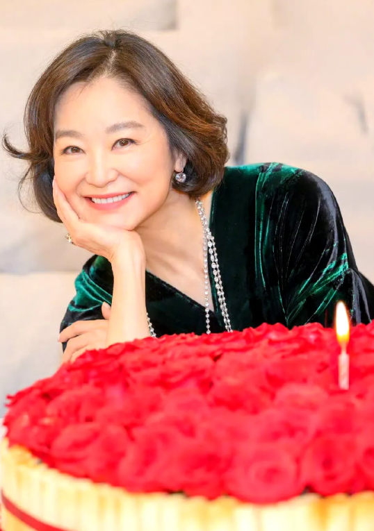 70岁的林青霞有3个孩子∶

1.大女儿∶邢嘉倩，1988年生，他是林青霞的继女