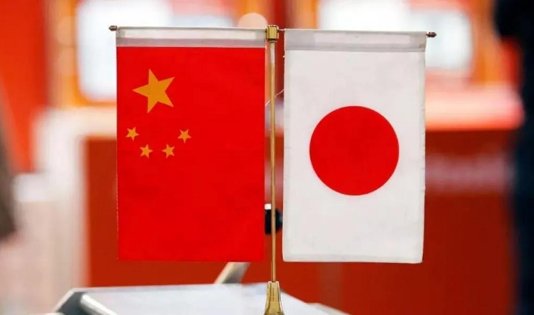 新加坡联合早报今日发文写道：“一直以来，日中关系有一个很大的特征，就是虽然互相没