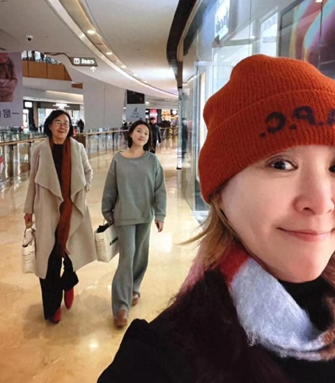 知名主持人李静女儿的 21 岁近照最近曝光啦！


照片里，小姑娘打扮得相当洋气
