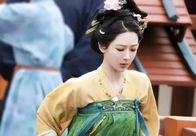杨紫《国色芳华》惊艳亮相