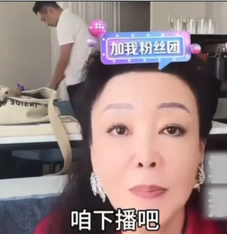 得知大s去世的汪小菲为什么那么气愤呢？来我们看看原视频，视频中很显然汪小菲得知这