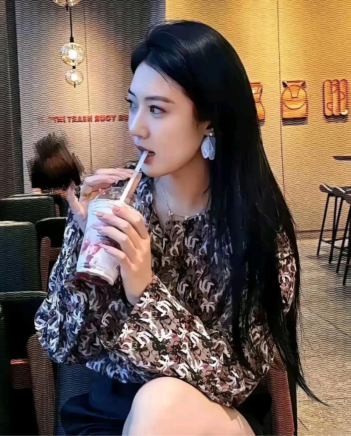 “在咖啡馆悠闲地品尝冰摇桃桃，生活的小确幸不过如此～