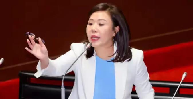 改革三案绿白可能合作，蓝营民代李彦秀提醒勿忘昔日绿营的抹黑！

台立院蓝白双方在