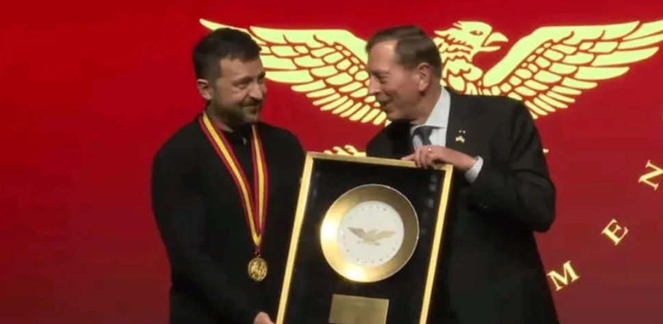 泽连斯基获得大奖！
到访美国的乌克兰总统泽连斯基，获得美国成就学会颁发的“金盘奖