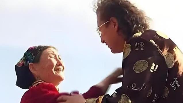 狼戈登上央视跨年晚会演唱《苹果香》！他离异单身，儿子也是歌手