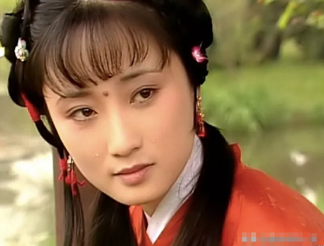 香菱学诗，她家的宝钗就是个才女，她为什么不向宝钗请教，而要舍近求远向黛玉请教呢？