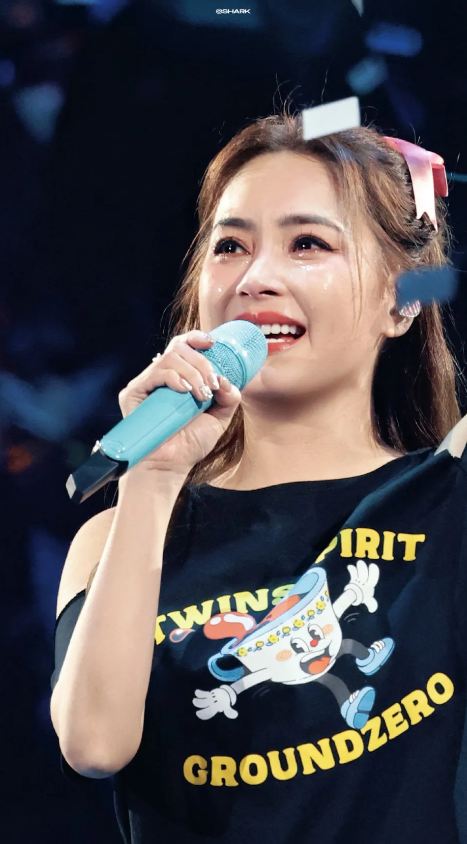 演唱会上的阿娇，43岁了还是那么年轻那么美，脸哭都那么好看，惹人心疼。
