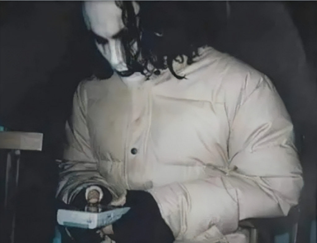 1993年，李国豪参演完《乌鸦》之后，正在全神贯注地打游戏，脸上还带着重重的妆。