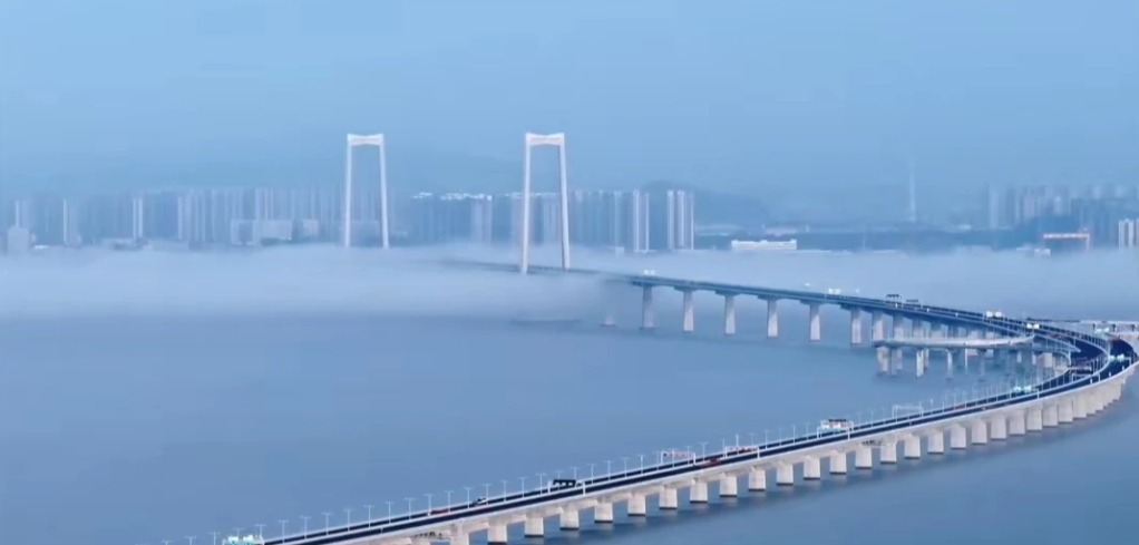 1.深中通道是七年筹备，七年建造的世界级跨海集群工程；

2.深中通道全长24公