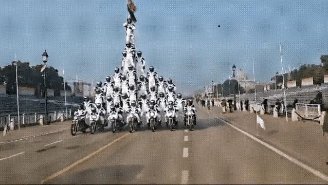 印度通信兵摩托车叠罗汉独步全球
印度军队别的没什么好说的，通信兵摩托车叠罗汉的确