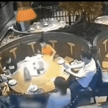 这家长教育出了一个能干大事的“人才”！
 
一对夫妻趁着休息，带着孩子到饭店里就