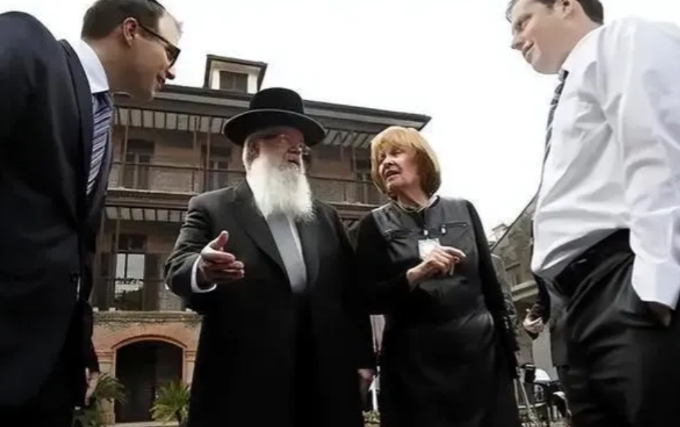 犹太游说团如何影响和控制美国的对以政策和中东政策，主要包括以下几点：

1，扶持