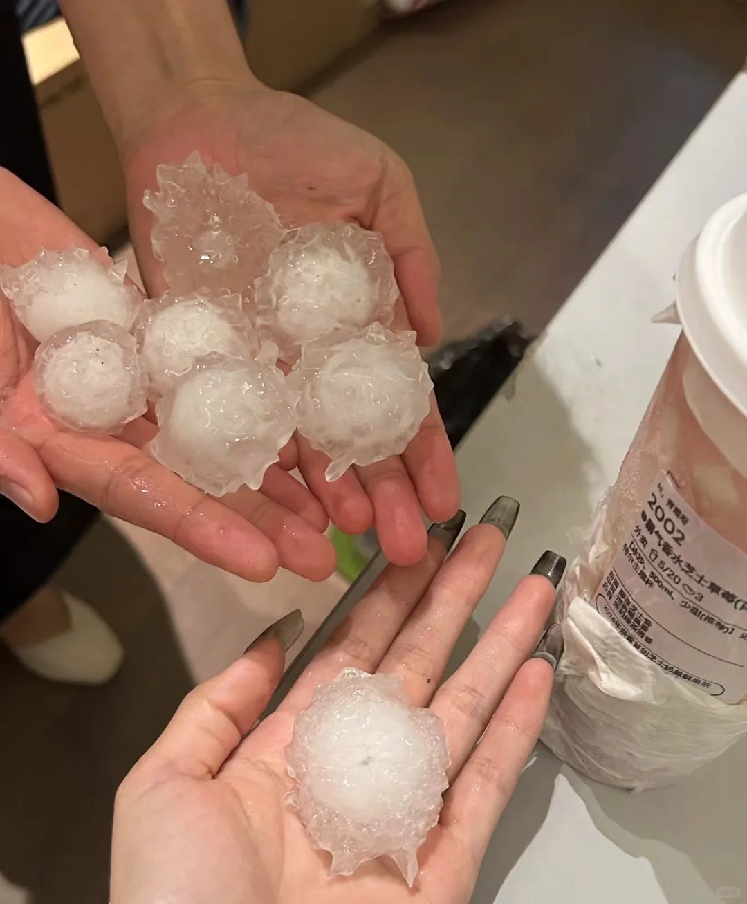 南宁 你真的再夸张一点！
超级热突然下大雨 然后还下冰雹！！然后一边出太阳一边下