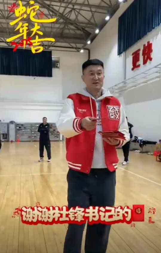 广东队主教练杜锋今日去到广州二沙岛派红包！

今天是大年初七人日，结束春节假期的