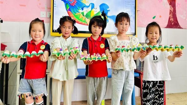 一举高“粽”，襄州区黄集镇中心小学幼儿园萌娃为高考送祝福