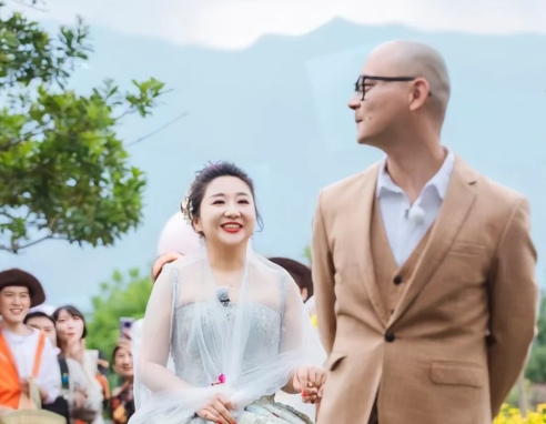 虽然是女强男弱的婚姻，但是两个人的相处还可以”，刘毅在介绍自己与傅首尔的婚姻时说