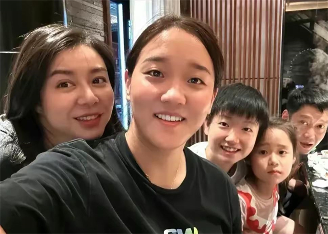国乒陪练孙铭阳，她更新了自己的视频社交媒体，晒出了在俄罗斯参加联赛夺冠的场景，她