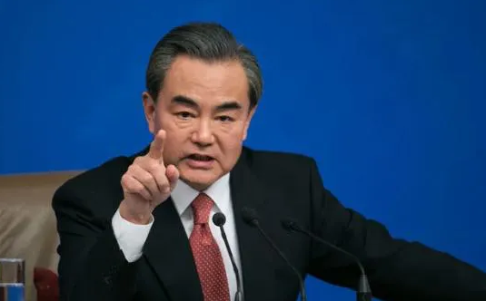 王毅外长太霸气！对美国接连发出四问，直接让美方哑口无言，就连现场记者也是感到非常
