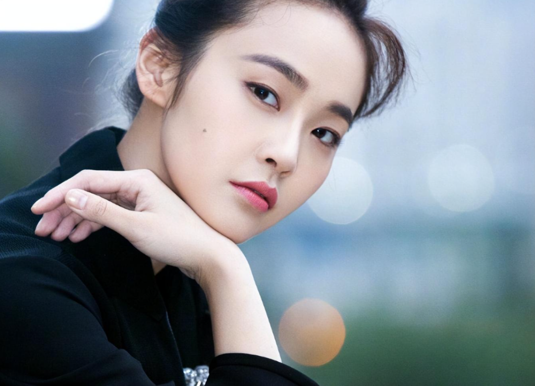她拒认亲父，却送母百万豪宅，出道15年零绯闻，如今35岁再次爆火（女儿拒绝认亲生父母）-第1张图片-九妖电影