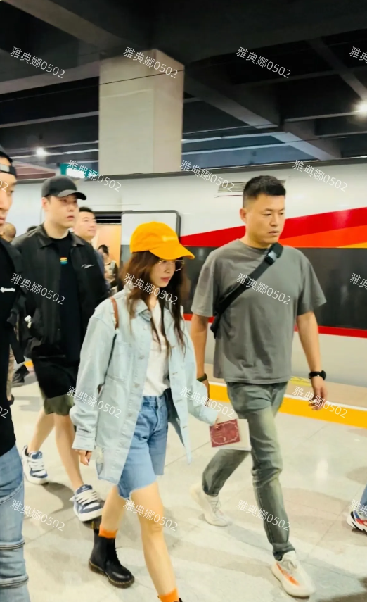 高铁站偶遇蔡依林，本人个子好矮瘦瘦小小的，打扮得休闲减龄，一点儿不像40多岁的年