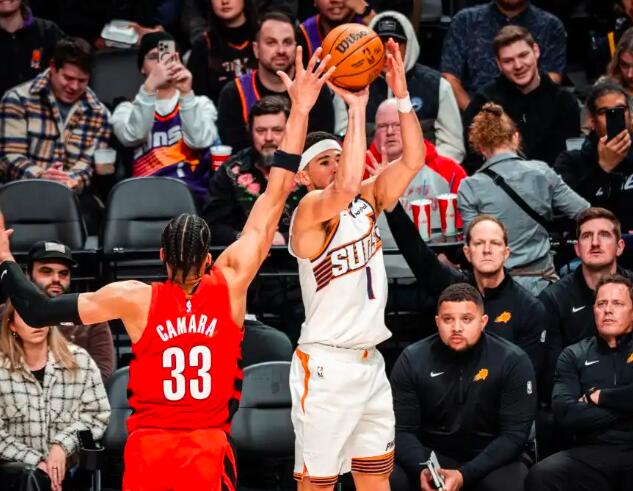 NBA常规赛，太阳客战开拓者加时119-121落败。布克成太阳队史得分王，赛后受