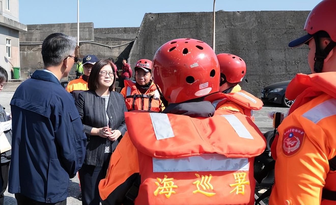 大陆多艘清淤船现身金门，台海巡放出狠话立即驱离，结果船迟迟不敢就位。金门撞船恶性